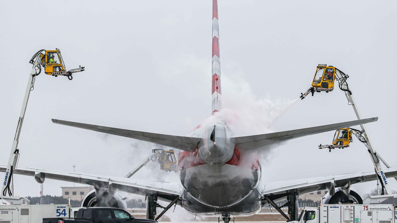 American, Southwest Airlines cancel hundreds of flights at DFW Airport, Love Field as snow, ice hit